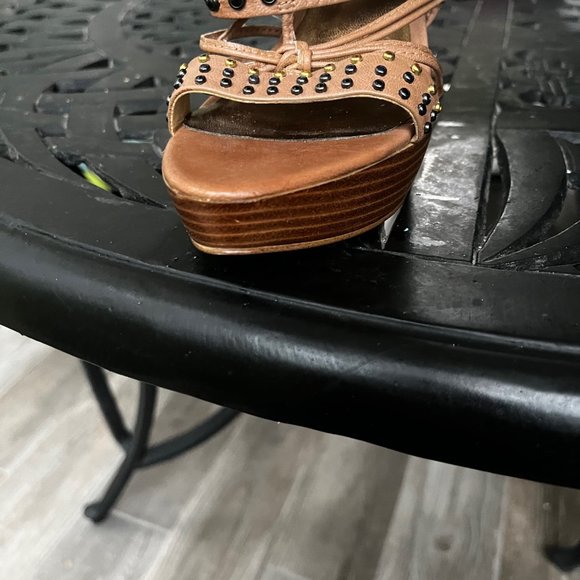 Nine West studed sandals US 7 (run large more like 8 ) - Picture 13 of 15